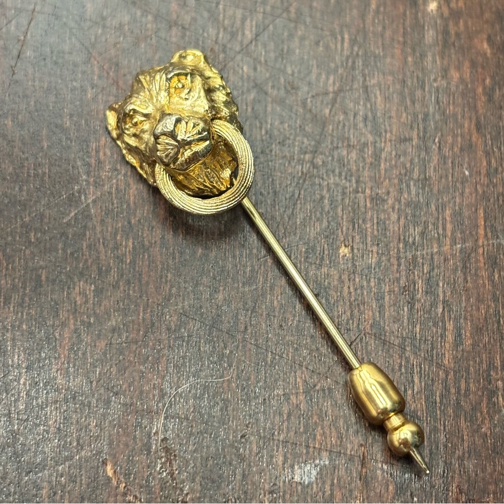 Vintage signed Mimi gold tone Lion knocker design lapel or hat pin